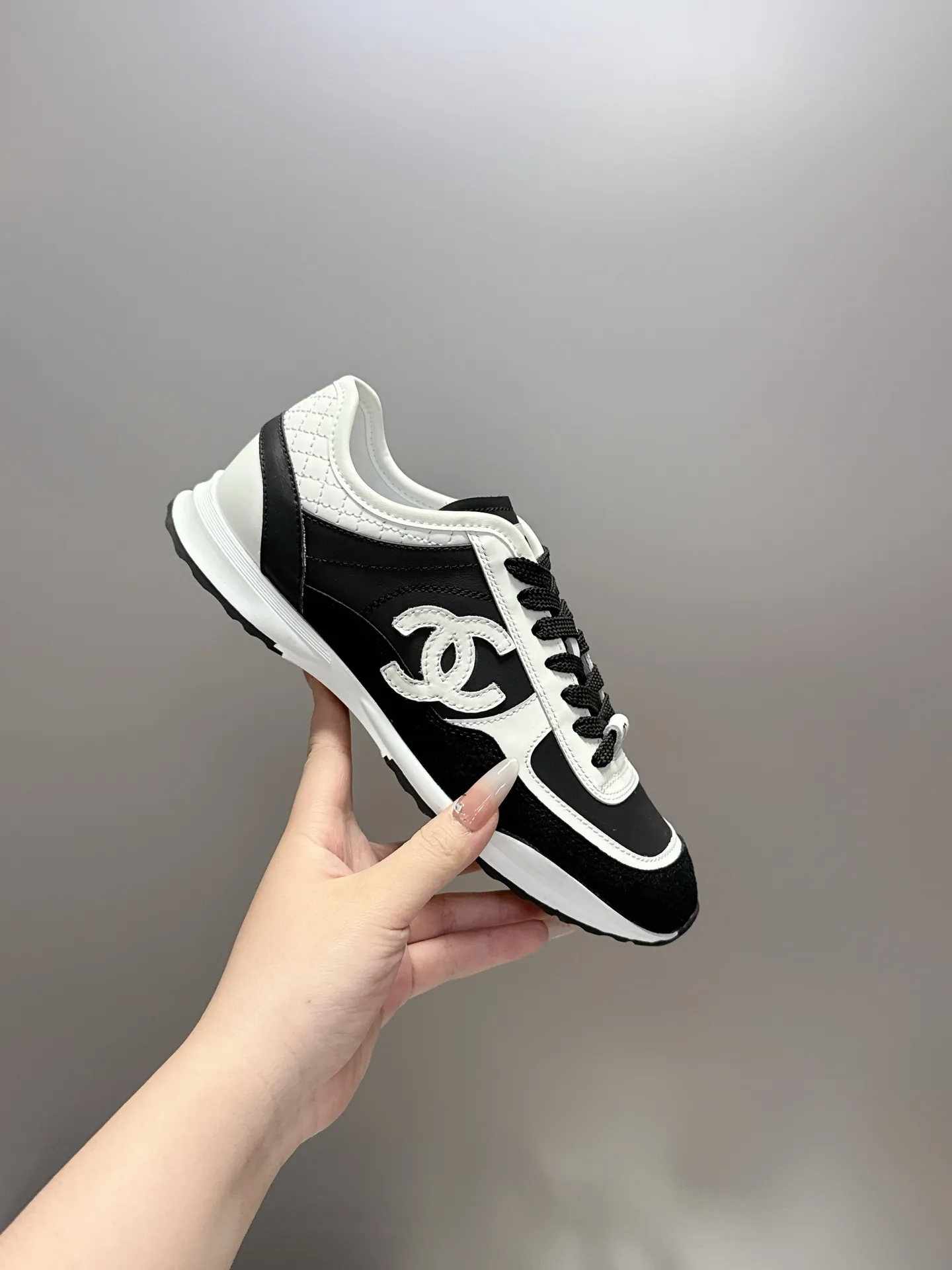 👟👟Ex-factory price 500👟👟 (size 35-40) Chanel 25p panda sneakers! It’s really out of the spotlight recently, and there’s a reason why it’s so popular! The upper is made of first-layer calfskin, with a sheepskin lining, which is breathable and comfortable. It has a full whitening effect and can easily show off your slender legs when paired with any style of clothes. Whoever wears it will look better~ The comfort level is simply amazing. Beauty and comfort coexist, and they are extremely versatile. Wearing it can easily walk ten or twenty thousand steps without any pressure, and it feels light and breathable. The classic black and white color scheme is really the best for spring and summer wear! No matter what kind of clothes you wear in daily life, you can never go wrong. You can mix and match them beautifully and look very delicate and stylish. People with wide feet don’t have to worry about making their feet look fat. Wearing it will make your feet look better. I really love this pair of shoes. Come and get a pair to make your steps more comfortable and fashionable!